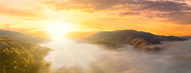 Ukrayna. Karpatlar 'da gün doğumu parlıyor. Dağların vadilerine ve ovalarına renkli sis yayılıyor. Altın bozkırlar göz kamaştırıcı derecede güzel..