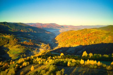 Ukrayna. Karpatlar 'da gün doğumu parlıyor. Dağların vadilerine ve ovalarına renkli sis yayılıyor. Altın bozkırlar göz kamaştırıcı derecede güzel..