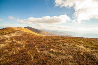 Ukrayna, Magura-Jide dağları ve Karpat dağlarının mavi gökyüzü manzarası. Borzhava dağlarının geniş açık çöl manzaraları. Pylypets, Ulusal Park.