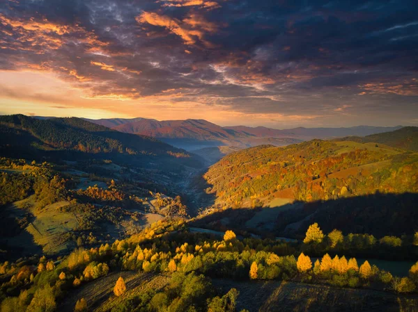 Ukrayna. Karpatlar 'da gün doğumu parlıyor. Dağların vadilerine ve ovalarına renkli sis yayılıyor. Altın bozkırlar göz kamaştırıcı derecede güzel..