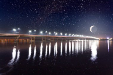 Zaman turları, Dnipro City 'deki Dinyeper Nehri üzerindeki köprü manzarası ilkbaharın sonlarında, kalın bulutlar..