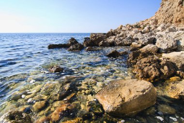 Denizde gün batımı. Kırım 'da Karadeniz üzerinde güzel renkli bir gün batımı. Ukrayna.