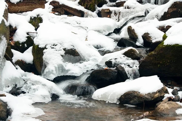 Mały aktywny wodospad. Czysty górski potok, śnieżny zimowy krajobraz, tło dzikiej przyrody — Zdjęcie stockowe