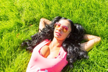 Yatay dikey bir gün parkta harcama ve başparmak gösterilmesini güzel öğrenci kız. Ülkede vaktinizi neşeli genç erkek. Hafta sonu ve tatil kavramı