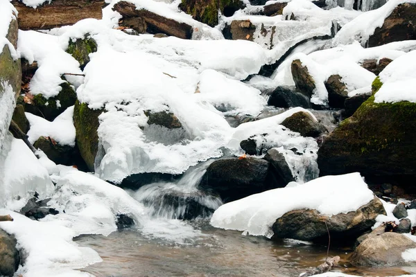 Uma pequena cachoeira ativa. Fluxo de montanha limpo, paisagem de inverno nevado, fundo da vida selvagem — Fotografia de Stock