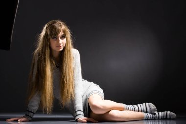 Portatif güzel bir genç bayan. izole jn beyaz