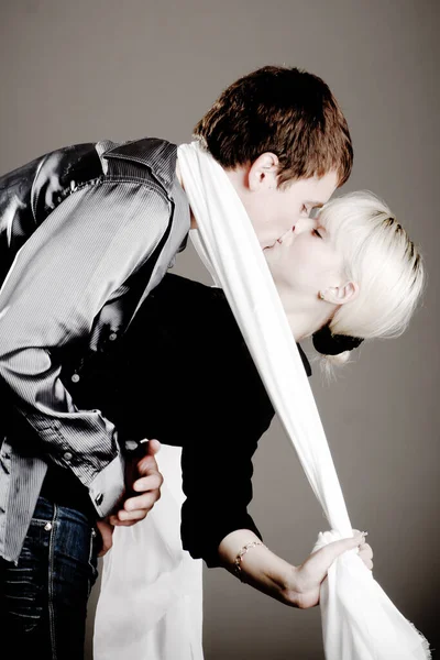 Close up de homem e mulher de meia-idade feliz beijando com carinho. Os olhos estão fechados. — Fotografia de Stock