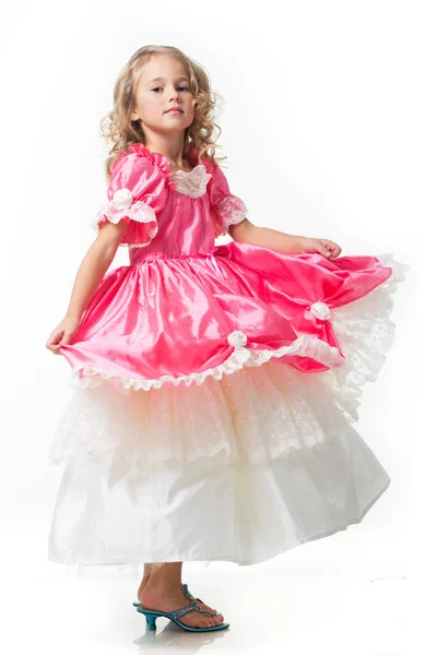 Küçük Güzellik Kraliçesi. Beyaz arka planda sihirli peri kadar genç bir kız