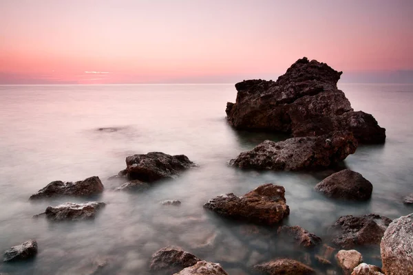 Denizde gün batımı. Kırım 'da Karadeniz üzerinde güzel renkli bir gün batımı. Ukrayna.