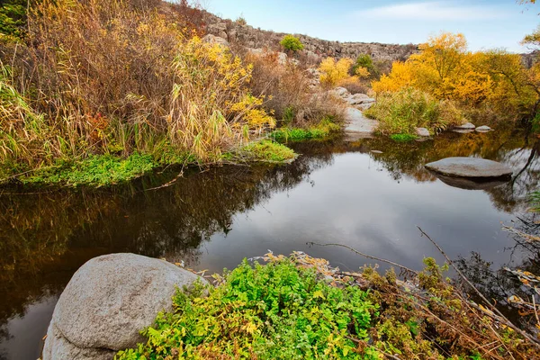 Güzel bir kanyon boyunca akan küçük, harika bir göl. Suda kocaman kapaklar var. Ukrayna.