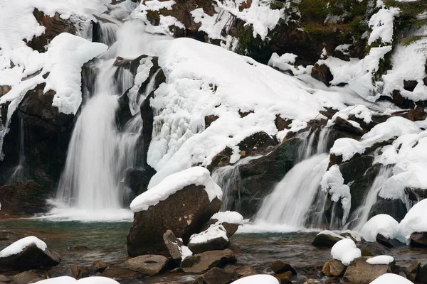 Uma pequena cachoeira ativa. Fluxo de montanha limpo, paisagem de inverno nevado, fundo da vida selvagem — Fotografia de Stock