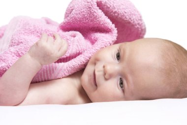 Kırmızı Havluya Sarılı Bebek Kız Yatıyor ve Poz Veriyor