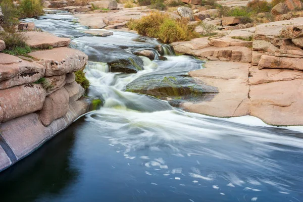 Kayaların üzerinden akan güzel dağ nehri. Dağ nehrinde akan su, yaklaş.