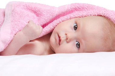 Kırmızı Havluya Sarılı Bebek Kız Yatıyor ve Poz Veriyor