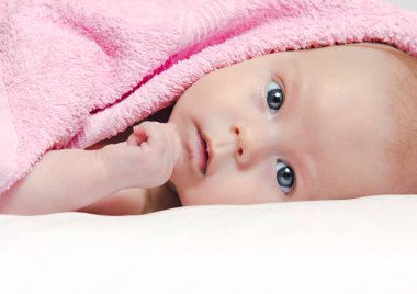 Kırmızı Havluya Sarılı Bebek Kız Yatıyor ve Poz Veriyor