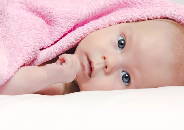 Kırmızı Havluya Sarılı Bebek Kız Yatıyor ve Poz Veriyor