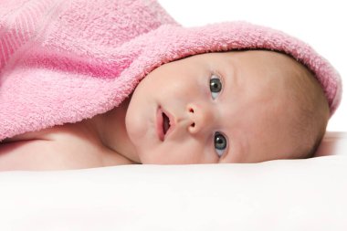 Kırmızı Havluya Sarılı Bebek Kız Yatıyor ve Poz Veriyor