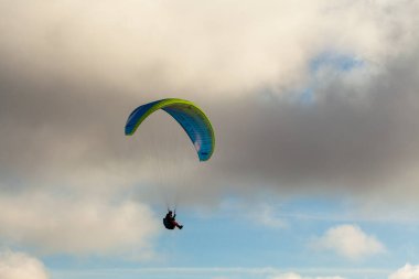 Yaz günü bulutlar üzerinde uçan Yamaçparaşütü