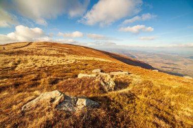 Ukrayna, Magura-Jide dağları ve Karpat dağlarının mavi gökyüzü manzarası. Borzhava dağlarının geniş açık çöl manzaraları. Pylypets, Ulusal Park.