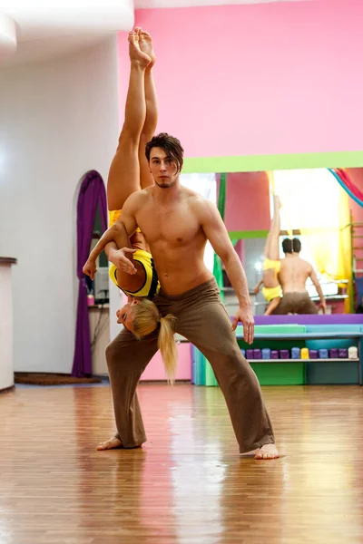 Ginasta ucraniana fazendo ginástica com aro aéreo ou aro aéreo na sala de fitness. — Fotografia de Stock