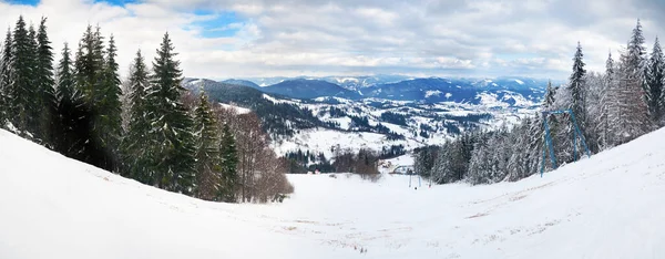 Carpathian mountains, Ukraine. Trees covered with hoarfrost and snow in winter mountains - Christmas snowy background — Photo