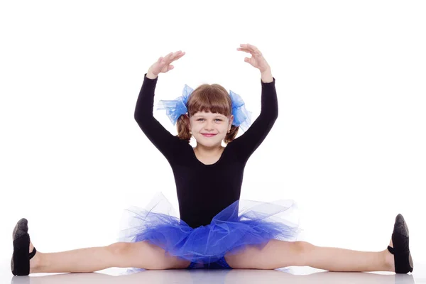 Маленька танцівниця в красивій блакитній сукні, ізольована на білому тлі — стокове фото