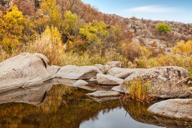 Güzel bir kanyon boyunca akan küçük, harika bir göl. Suda kocaman kapaklar var. Ukrayna.
