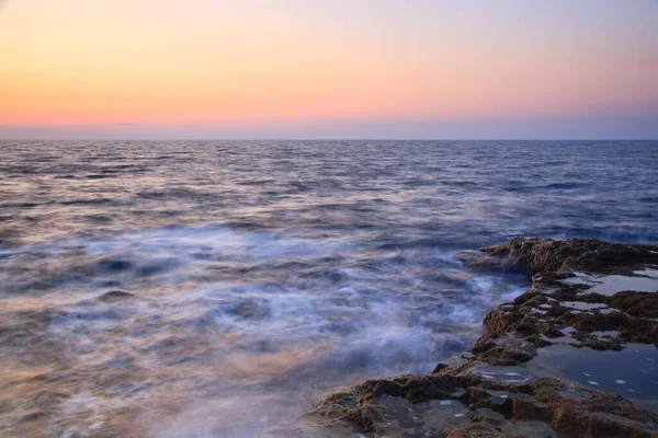 Güzel deniz manzarası. Kırım, Avrupa ve Ukrayna 'nın Rocky batı maliyeti