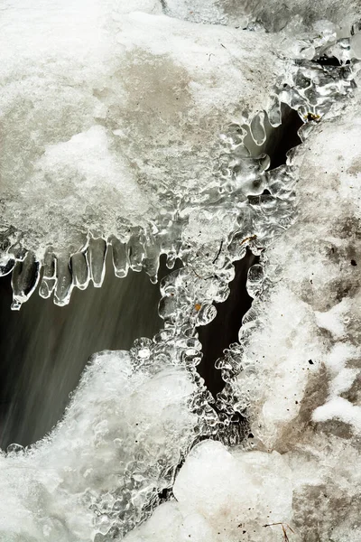 Una piccola cascata attiva. Ruscello di montagna pulito, paesaggio invernale innevato, sfondo fauna selvatica — Foto Stock