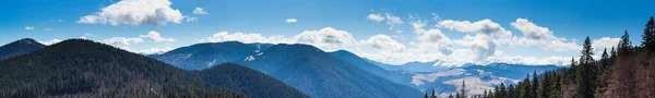 Karpaten, Oekraïne. Bergen bij zonsondergang. Prachtig natuurlijk landschap in de zomer — Stockfoto