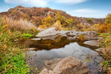 Güzel bir kanyon boyunca akan küçük, harika bir göl. Suda kocaman kapaklar var. Ukrayna.