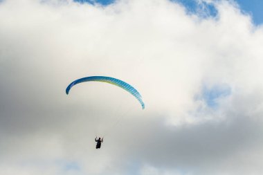 Yaz günü bulutlar üzerinde uçan Yamaçparaşütü