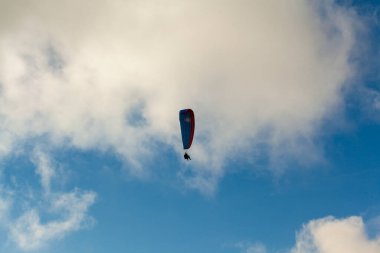 Yaz günü bulutlar üzerinde uçan Yamaçparaşütü
