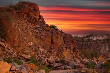 Ukrayna 'da granit madeninde kayalar ve ön planda büyük taşlar bulunan bir çöl manzarası..
