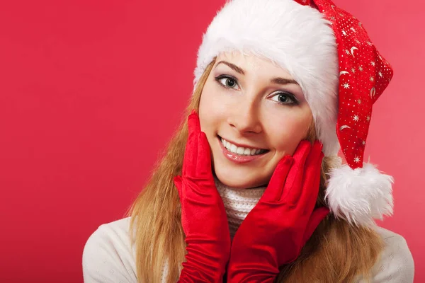 Όμορφη νεαρή γυναίκα με καπέλο και γάντια που χαμογελούν. Χριστουγεννιάτικη ιστορία. Κόκκινο φόντο. Ταχυδρομική κάρτα. Χώρος για κείμενο. — Φωτογραφία Αρχείου
