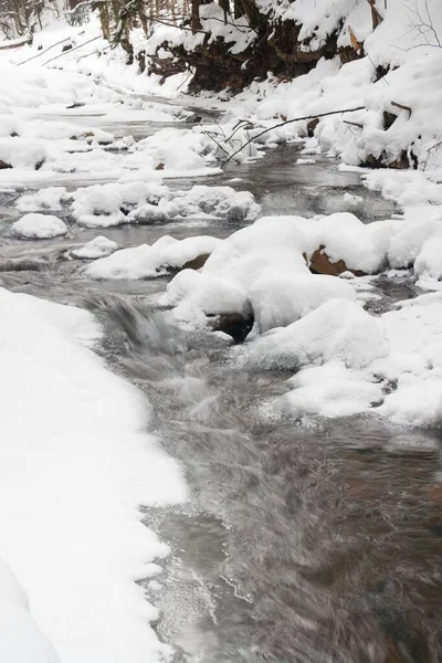 Kışın nehirler, kar ve buzla