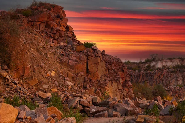 Ukrayna 'da granit madeninde kayalar ve ön planda büyük taşlar bulunan bir çöl manzarası..