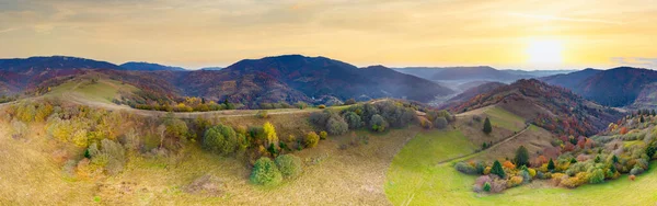 Ukrayna. Karpatlar 'da gün doğumu parlıyor. Dağların vadilerine ve ovalarına renkli sis yayılıyor. Altın bozkırlar göz kamaştırıcı derecede güzel.. — Stok fotoğraf