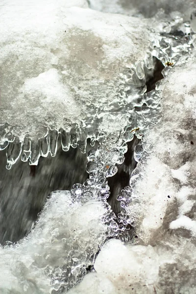 Uma pequena cachoeira ativa. Fluxo de montanha limpo, paisagem de inverno nevado, fundo da vida selvagem — Fotografia de Stock