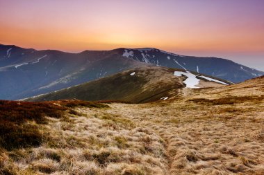 Dağlarda gün batımı - HDR Özeti