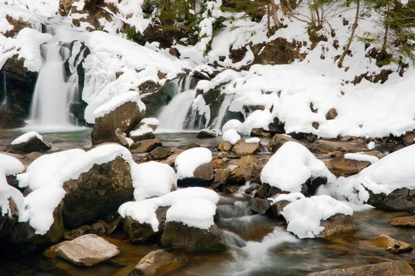 A small active waterfall. Clean mountain stream, snowy winter landscape, wildlife background — Stock Photo, Image