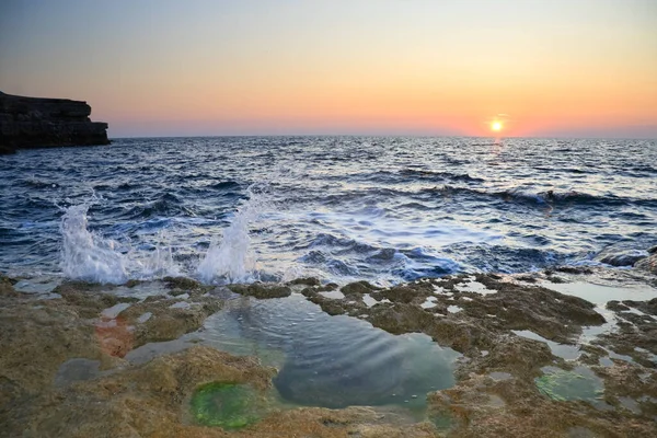 Güzel deniz manzarası. Kırım, Avrupa ve Ukrayna 'nın Rocky batı maliyeti