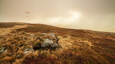 Ukrayna, Magura-Jide dağları ve Karpat dağlarının mavi gökyüzü manzarası. Borzhava dağlarının geniş açık çöl manzaraları. Pylypets, Ulusal Park.