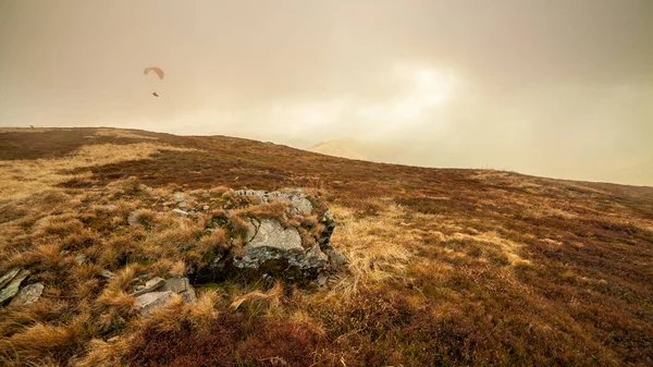 Ukrayna, Magura-Jide dağları ve Karpat dağlarının mavi gökyüzü manzarası. Borzhava dağlarının geniş açık çöl manzaraları. Pylypets, Ulusal Park.