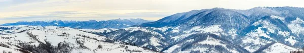 Pico de montaña con nieve soplada por el viento. Paisaje invernal. Día frío, con nieve. — Foto de Stock