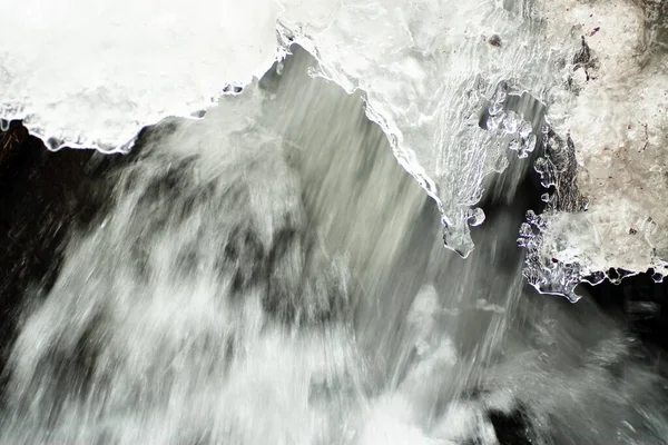 Невеликий активний водоспад. Чистий гірський потік, сніговий зимовий пейзаж, фон дикої природи — стокове фото
