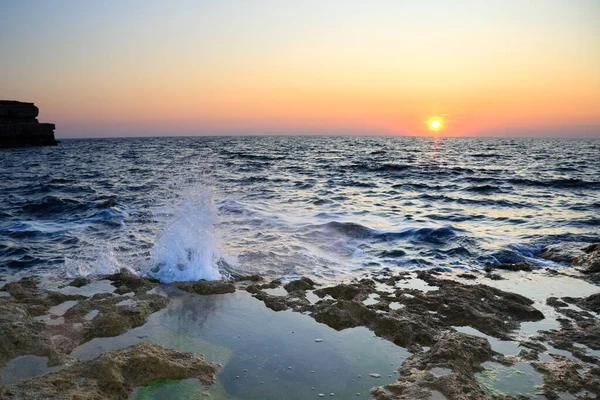 Güzel deniz manzarası. Kırım, Avrupa ve Ukrayna 'nın Rocky batı maliyeti