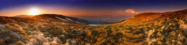 डोंगरावर सूर्यास्त एचडीआर गोषवारा — स्टॉक फोटो, इमेज