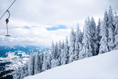Dağın tepesinden, ormandaki donma ve alçak bulut manzarası.