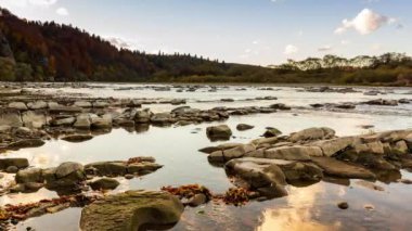 Dağdaki şelaleden akan nehrin manzarası. Dağlardaki orman nehri. Dağ Ormanı nehir manzarası. Güzel bir manzara. Düş! Sonbahar havası.